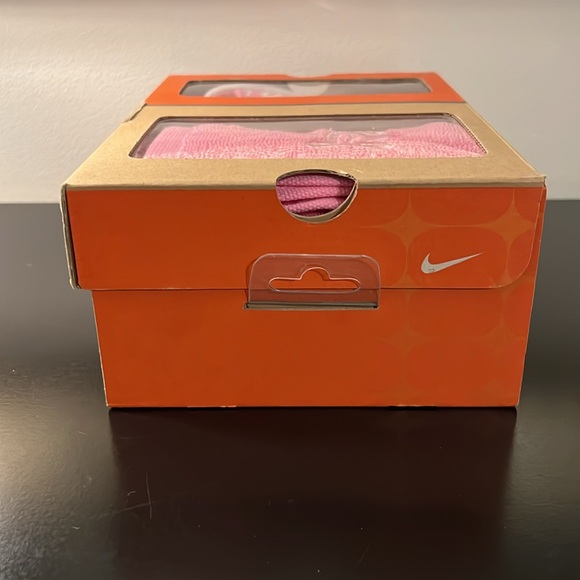 Nike Gift Set- Butterfly Sandals & Towel - Picture 5 of 16